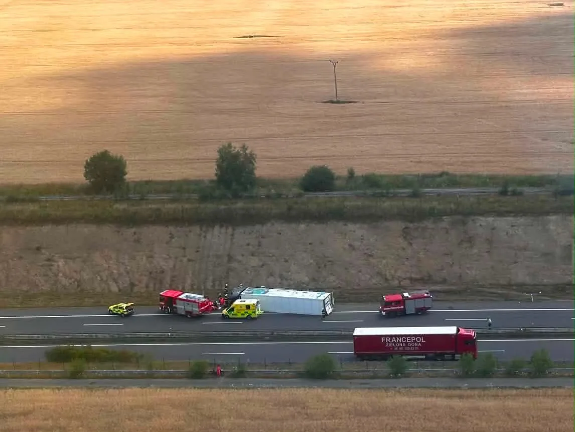 Na D3 havaroval kamion, doprava stojí. Pro zraněného řidiče letěl vrtulník