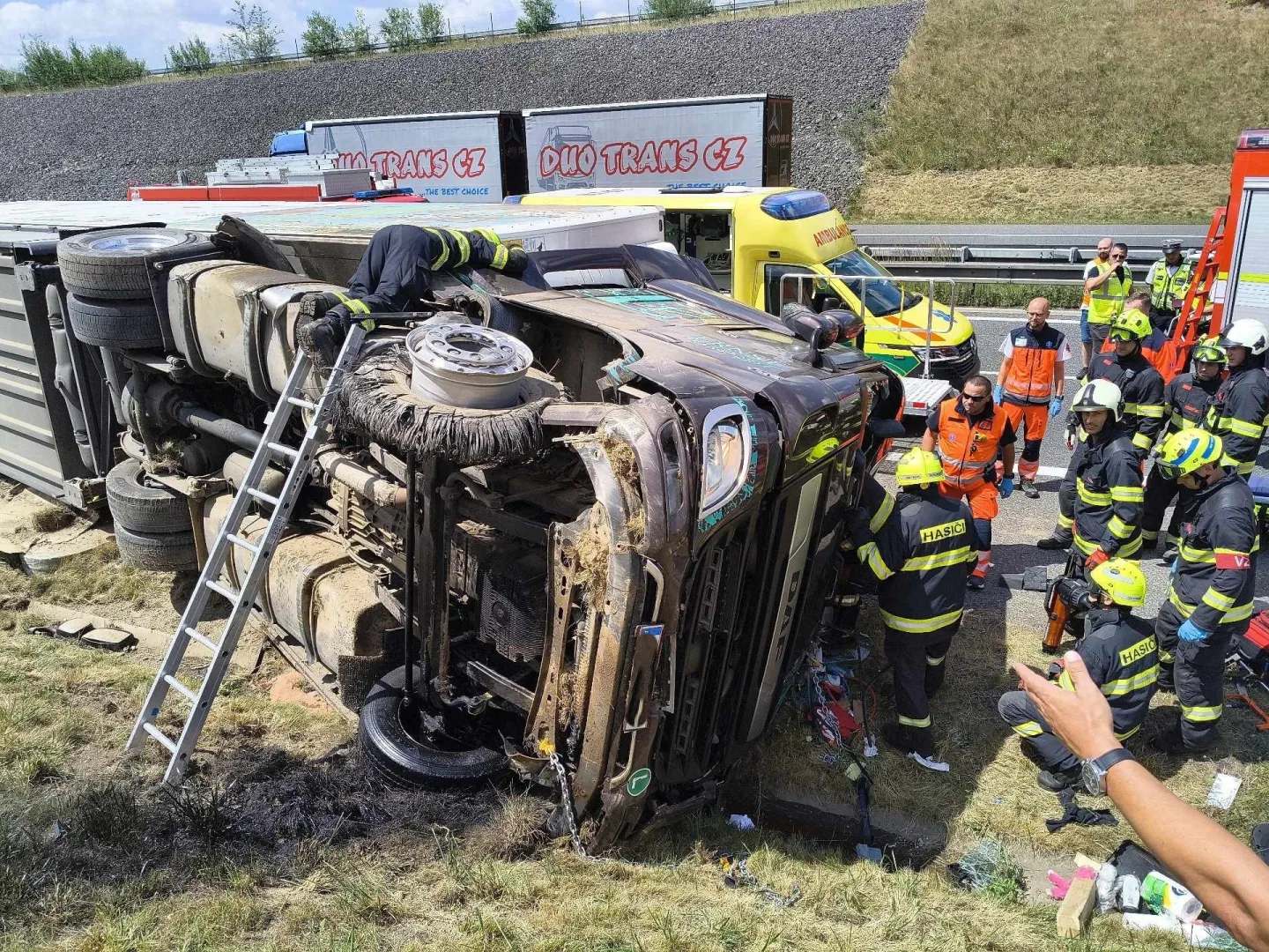 Na D3 havaroval kamion, doprava stojí. Pro zraněného řidiče letěl vrtulník