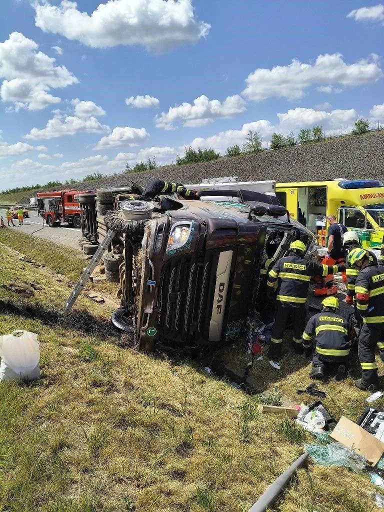 Na D3 havaroval kamion, doprava stojí. Pro zraněného řidiče letěl vrtulník