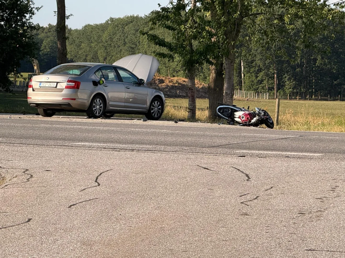 Střet motorky s autem u Maloviček. Zraněnou ženu transportoval do nemocnice vrtulník