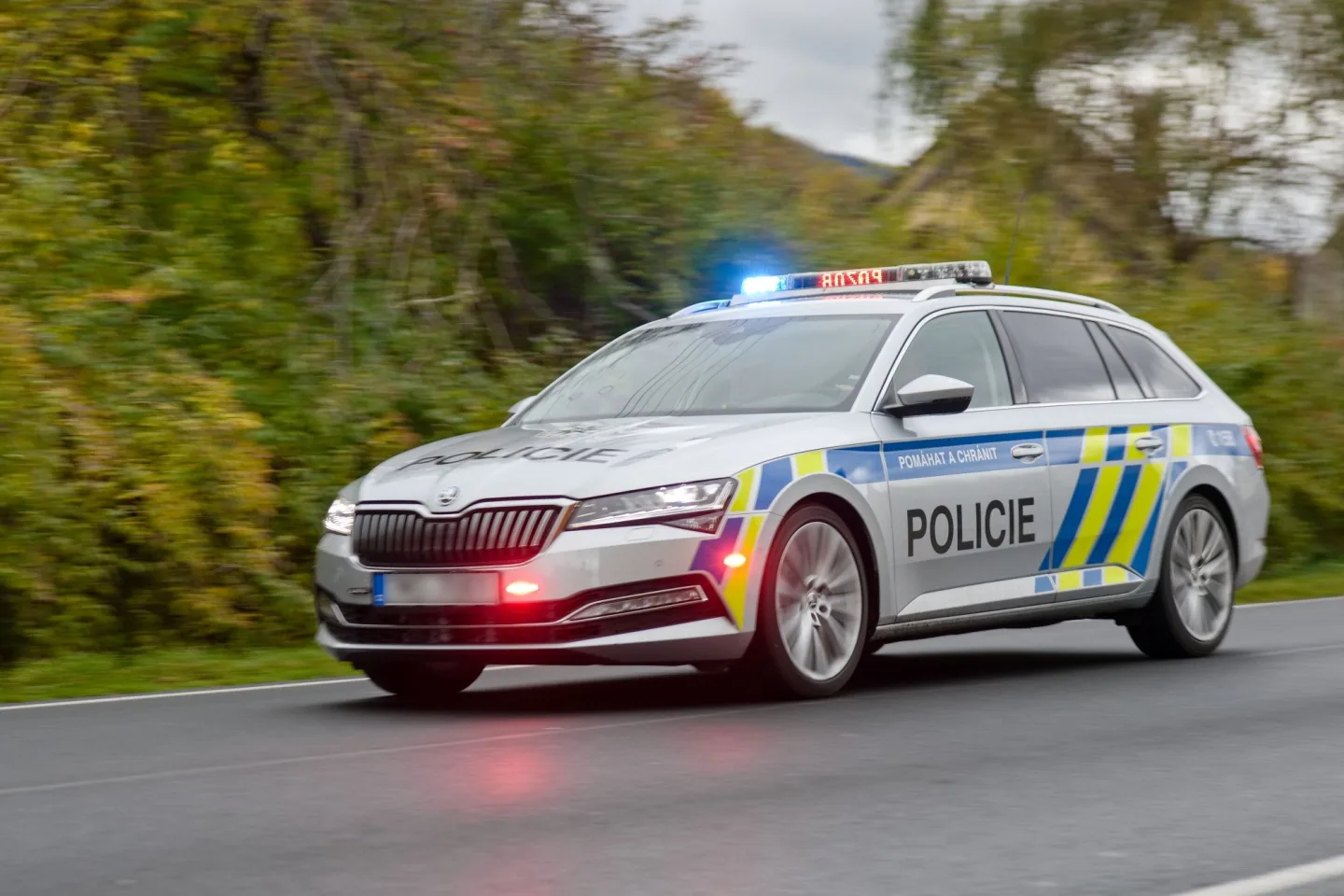 Policisté vyjeli ke krádeži cigaret a televize, na místě narazili na vězně na útěku