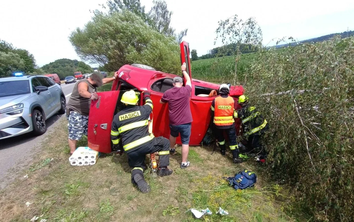 Auto u Vodňan narazilo do stromu. Zraněnou ženu museli vyprostit hasiči