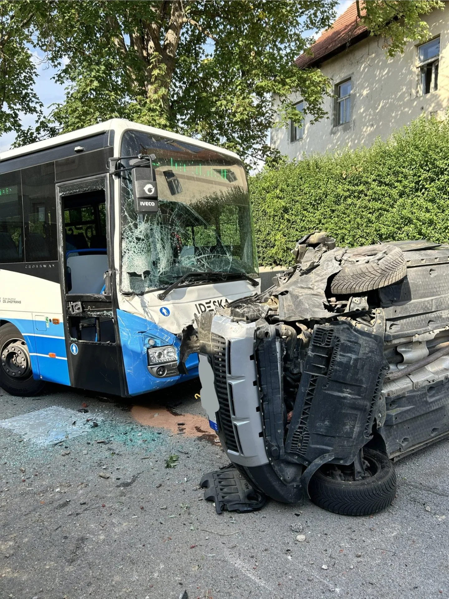 V Římově se střetl autobus s osobákem. Auto skončilo na boku, řidička v nemocnici