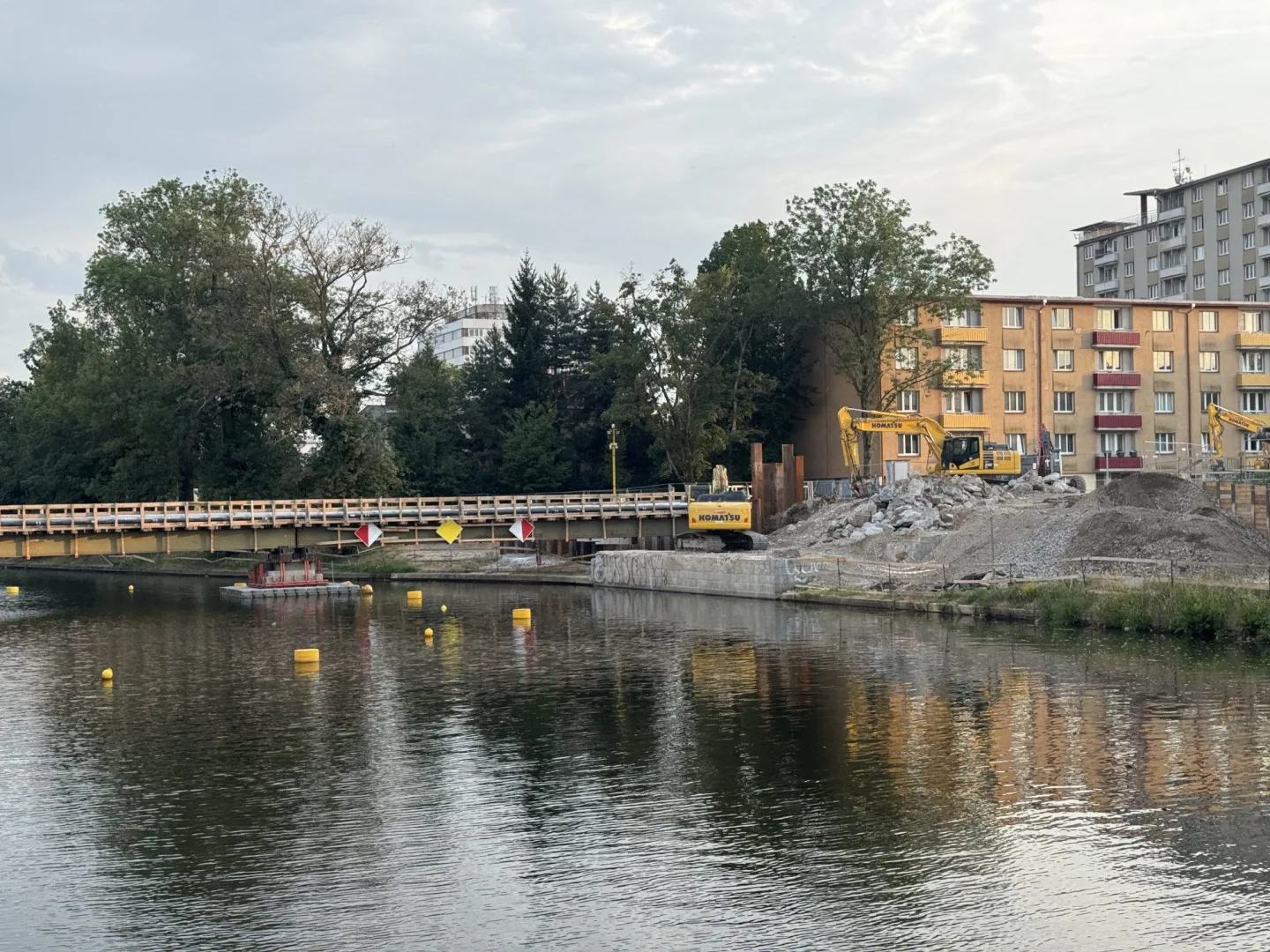 Z mostu Kosmonautů zbyla jen suť. Největší dopravní stavba roku vstupuje do další fáze