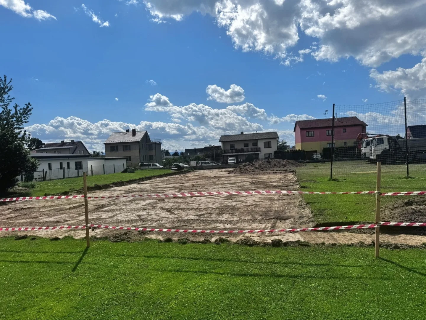 V Hodějovicích vzniká fotbalového hřiště s umělým povrchem. Sloužit bude celoročně