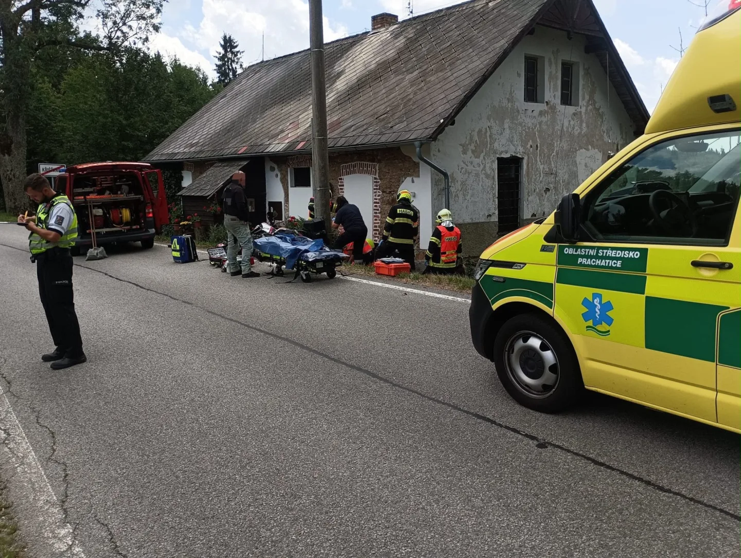 Hasiči vyprošťovali motorkáře ze stísněného prostoru. Do nemocnice letěl vrtulníkem