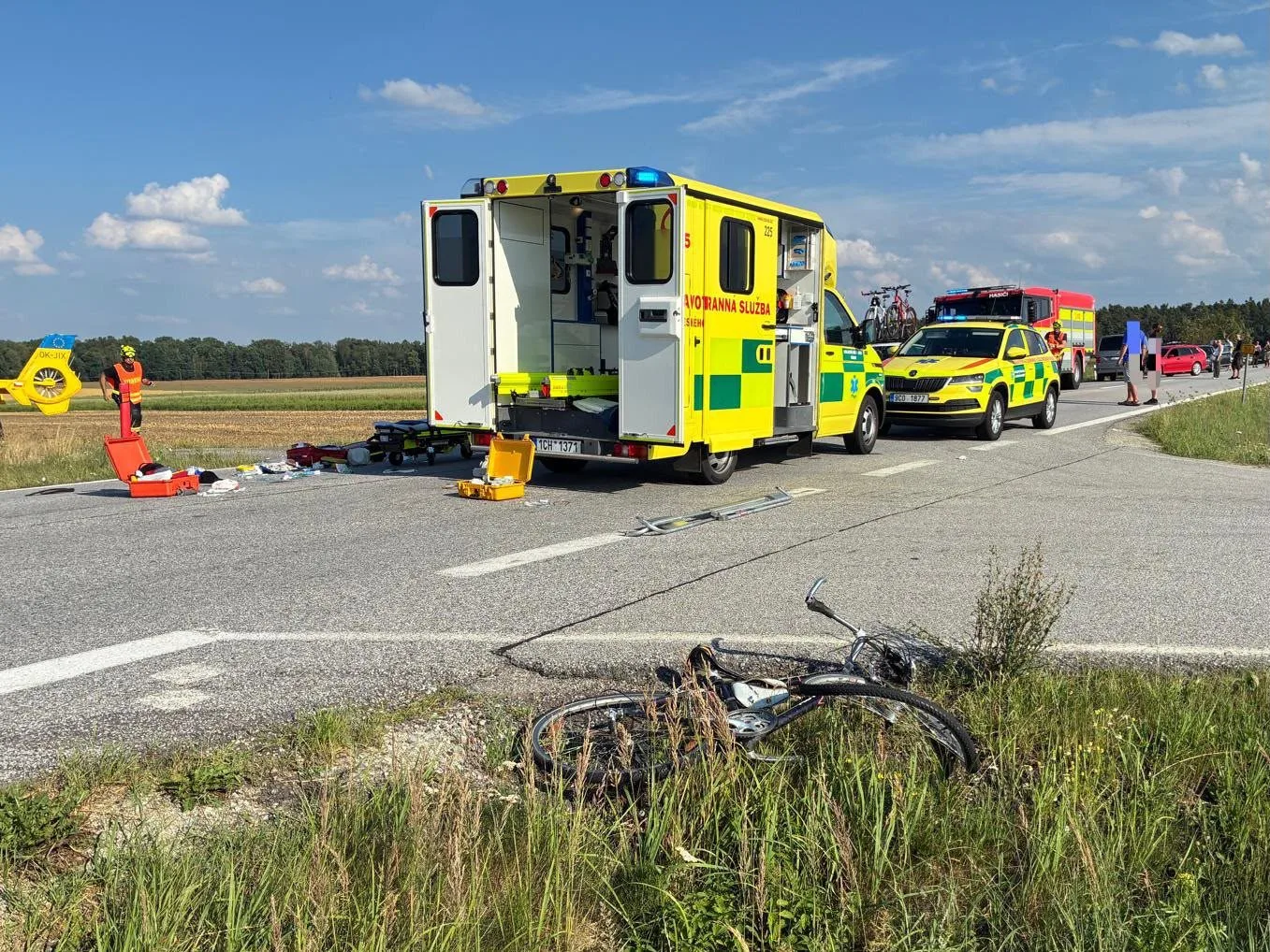 Senior bez přilby se u Ponědrážky střetl s autem. Utržel těžké poranění hlavy