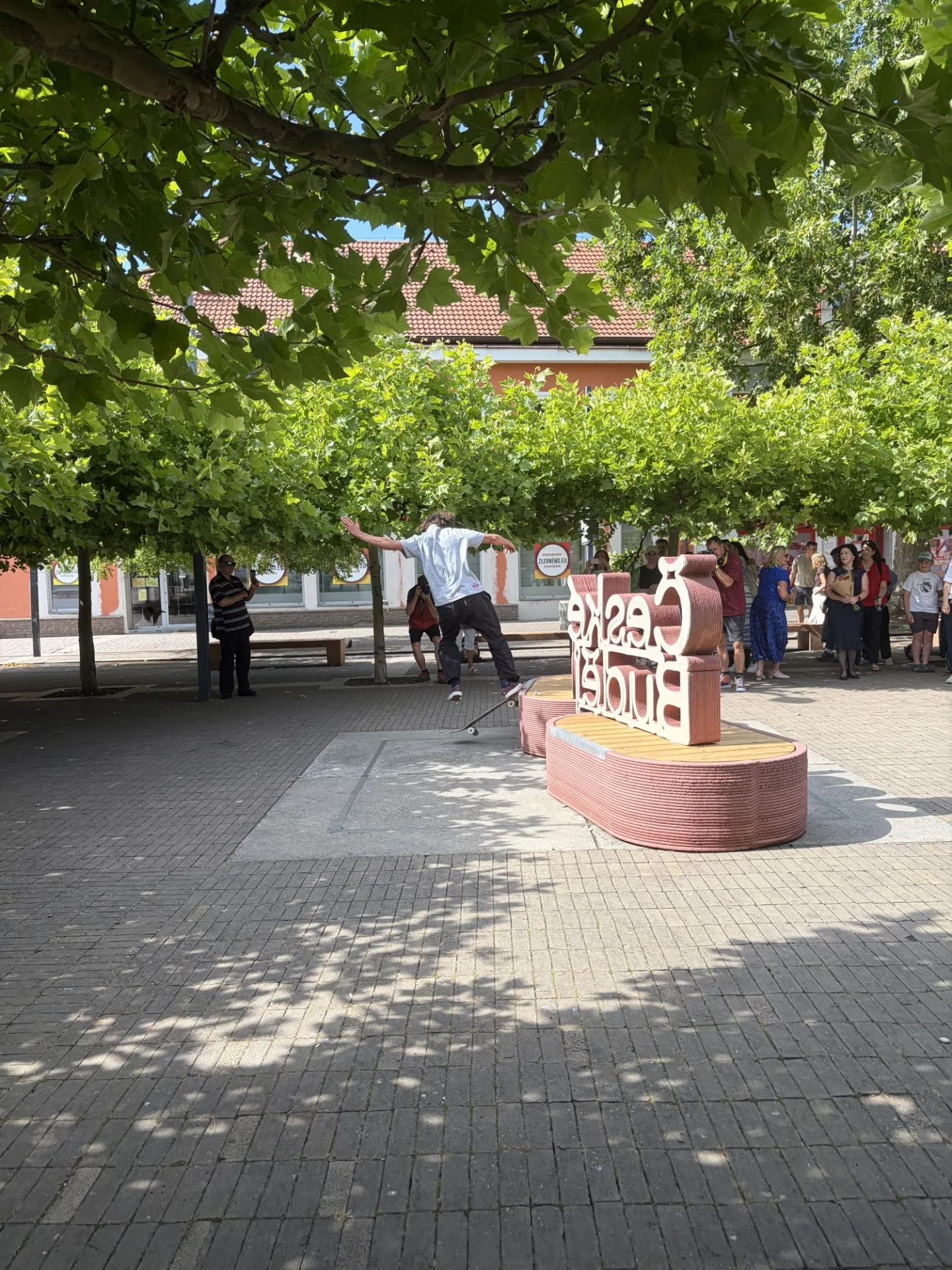 Posedět i zaskateovat. Budějce mají nový hratelný nápis z recyklovaného betonu