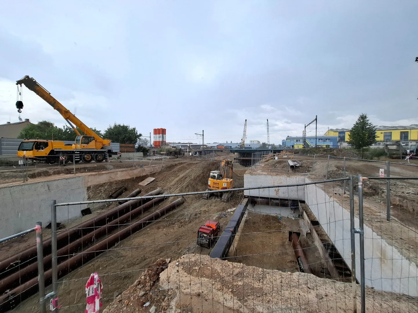 Stavba severní spojky pokročila. Mosty i podjezd pod železnicí už se začínají rýsovat