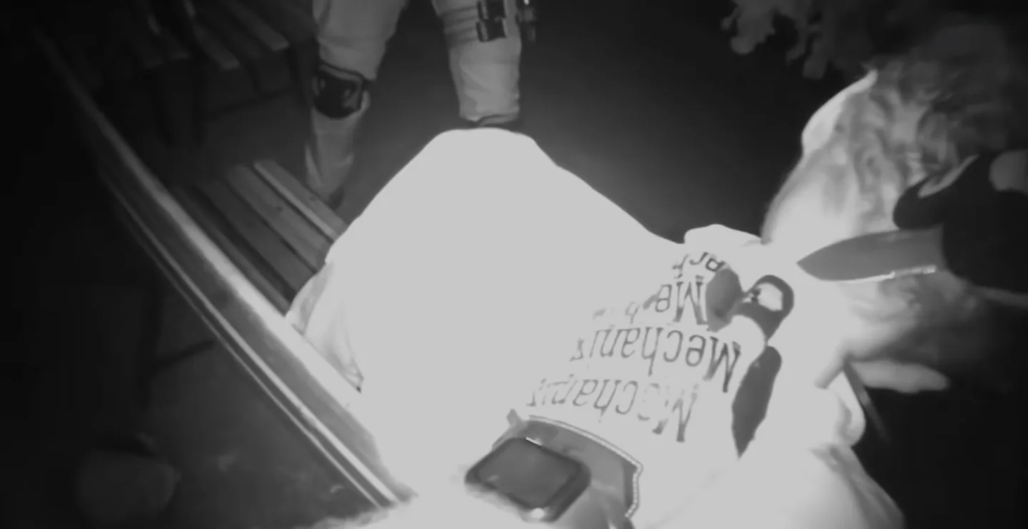 Dramatický zásah policistů. Muž si kolem krku utáhl stahovací pásku, chtěl zemřít