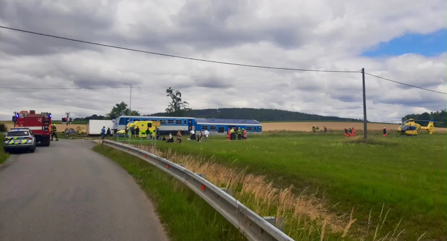 U Chýnova se střetl vlak s náklaďákem, na místě jsou zranění. K nehodě letí vrtulník záchranářů