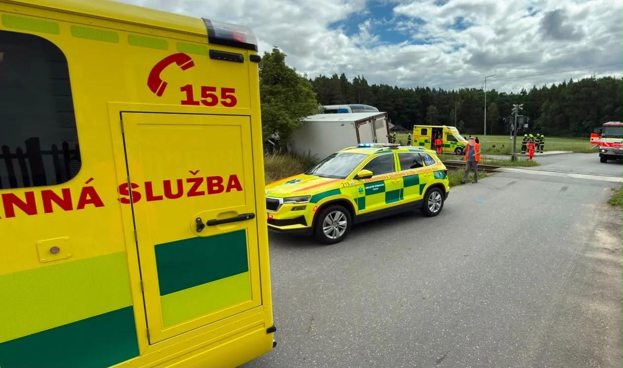 U Chýnova se střetl vlak s náklaďákem, na místě jsou zranění. K nehodě letí vrtulník záchranářů