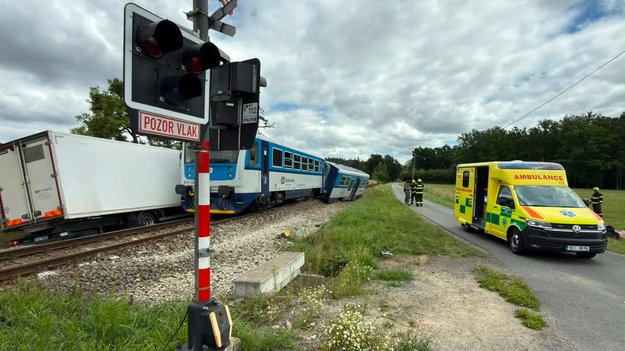 U Chýnova se střetl vlak s náklaďákem, na místě jsou zranění. K nehodě letí vrtulník záchranářů