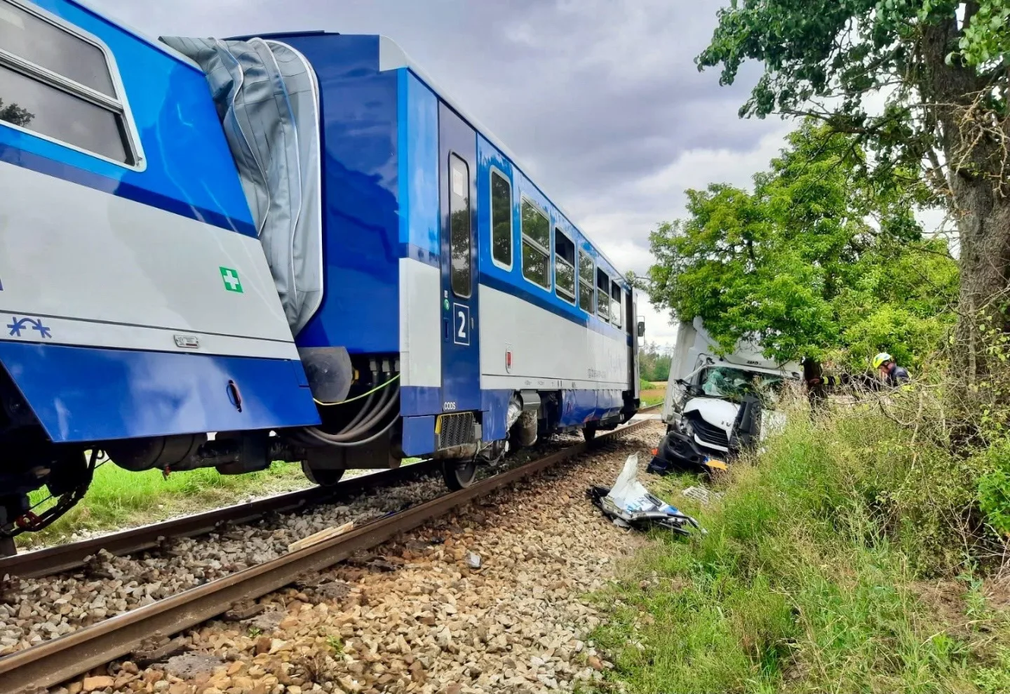 U Chýnova se střetl vlak s náklaďákem, na místě jsou zranění. K nehodě letí vrtulník záchranářů