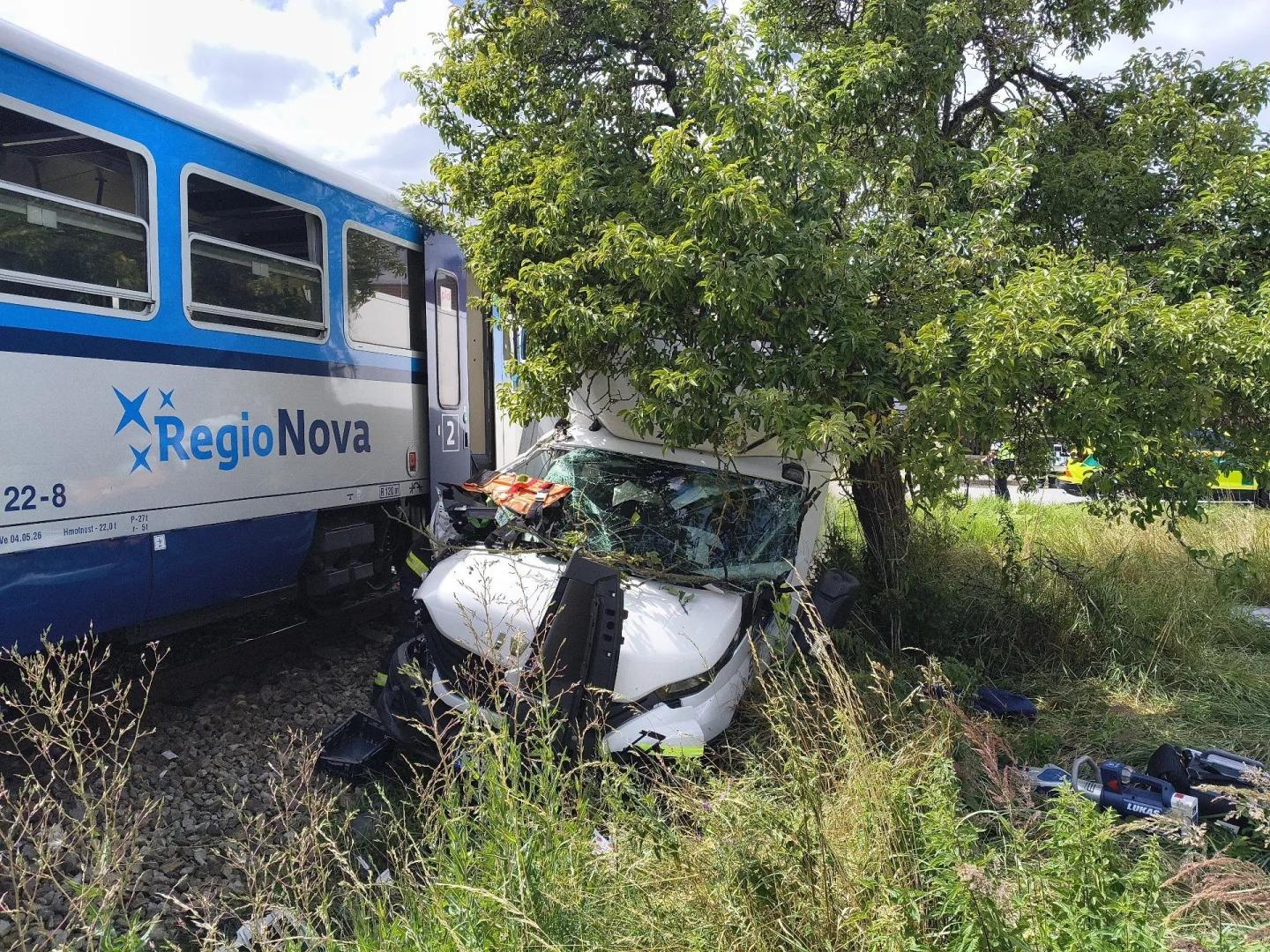 U Chýnova se střetl vlak s náklaďákem, na místě jsou zranění. K nehodě letí vrtulník záchranářů