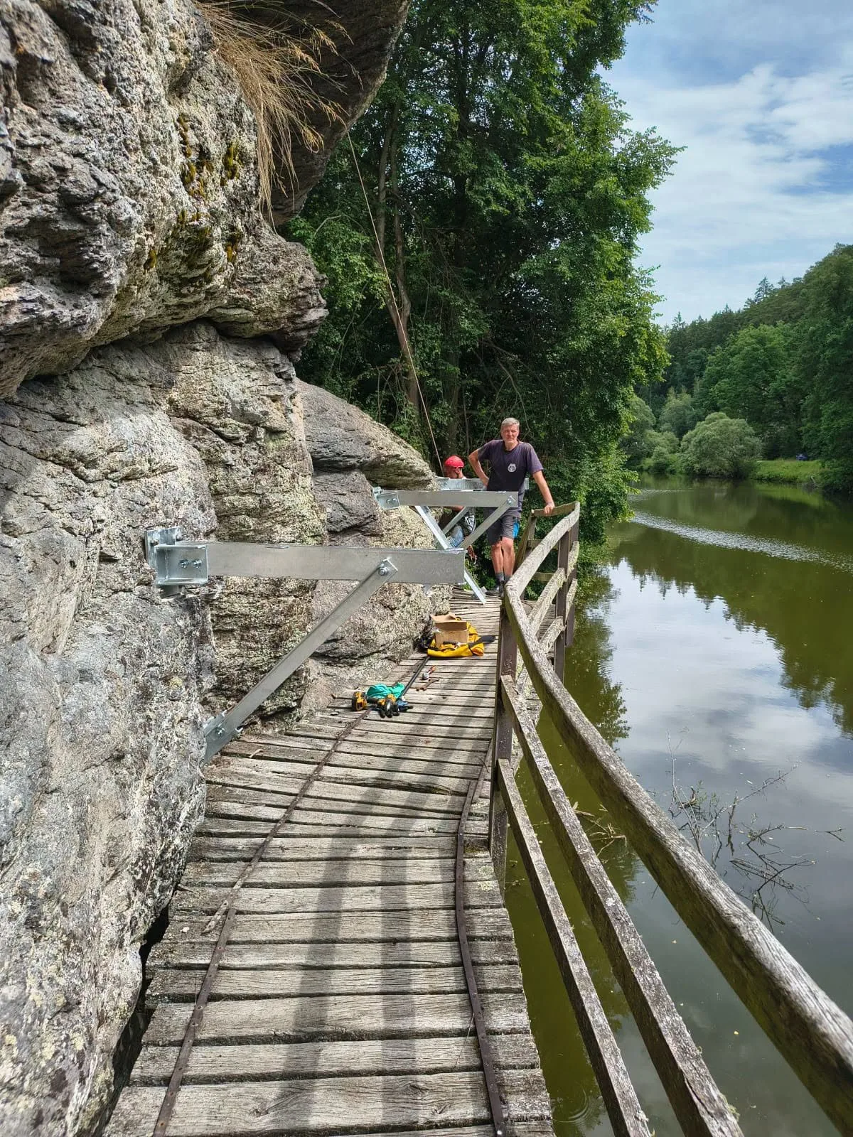 Obnova zničené lávky nad Lužnicí pokračuje. Na místě už stojí ocelové podpěry
