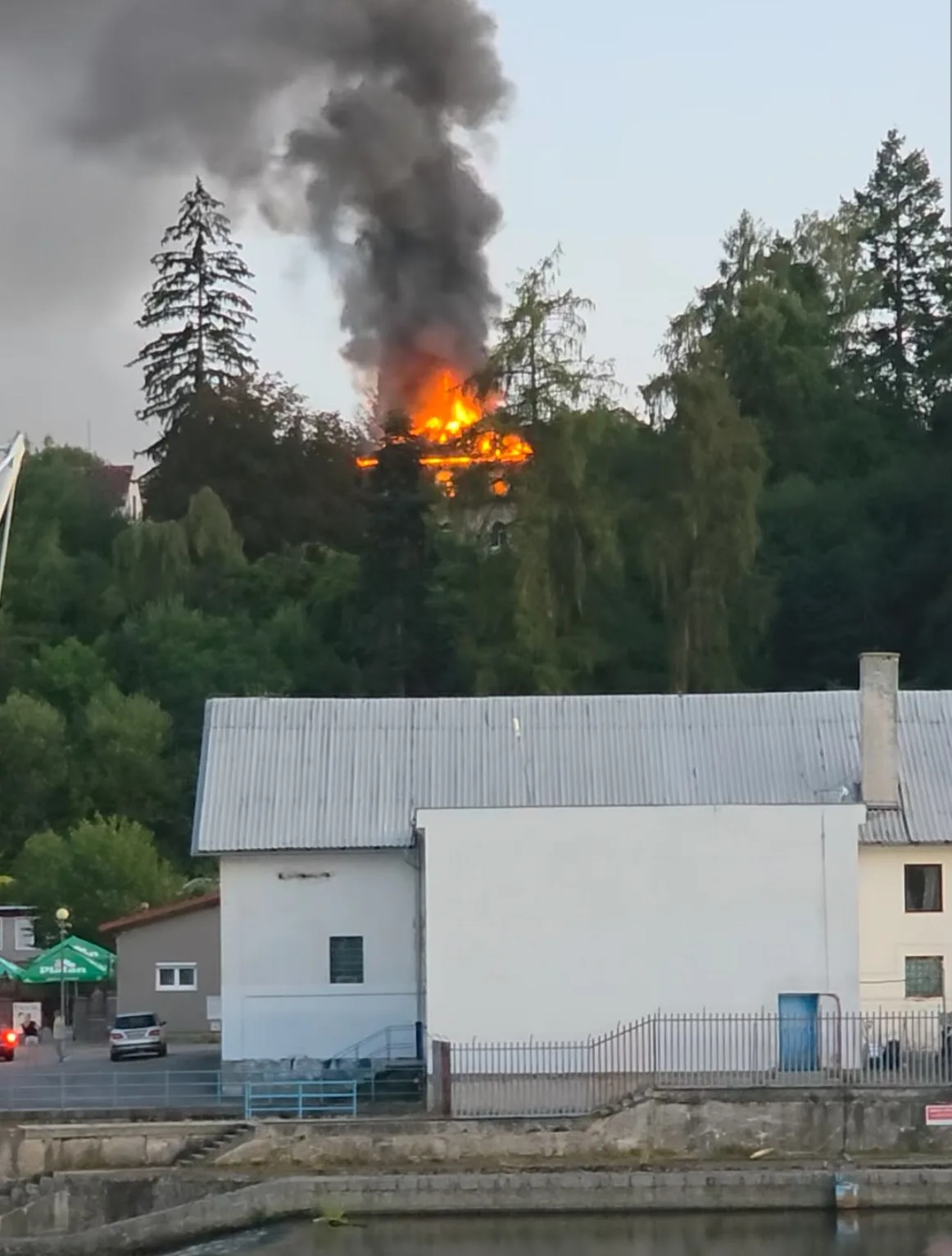 V Písku hoří Vila Marta, zasahují hasiči u požáru budovy v plném rozsahu
