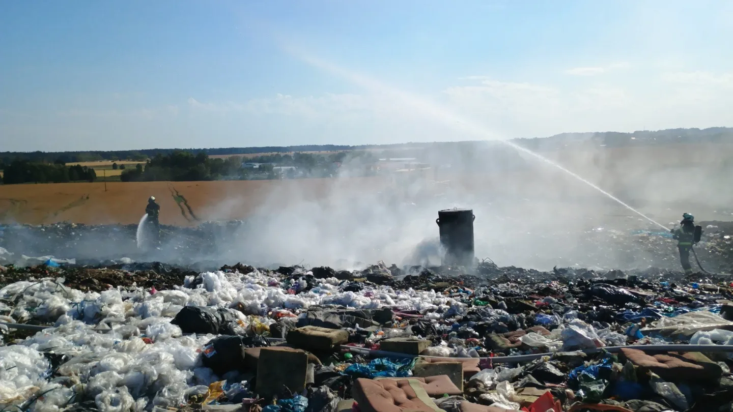 V Lišově hoří skládka odpadů. Město kvůli kouři radí nevětrat