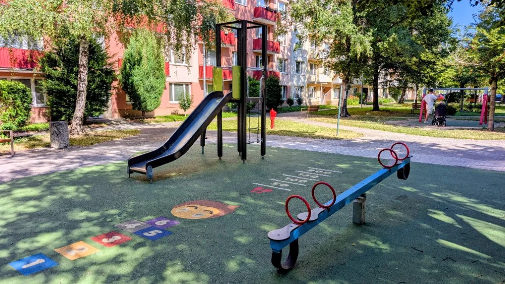 Dětské hřiště na Mánesovce je po obnově, u hvězdárny vzniká nový planetární areál