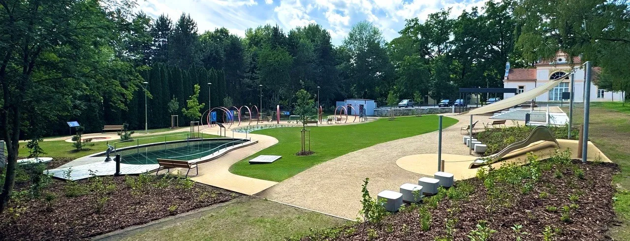 V nemocničním parku vznikl nový rehabilitační areál. Sloužit bude pacientům i veřejnosti