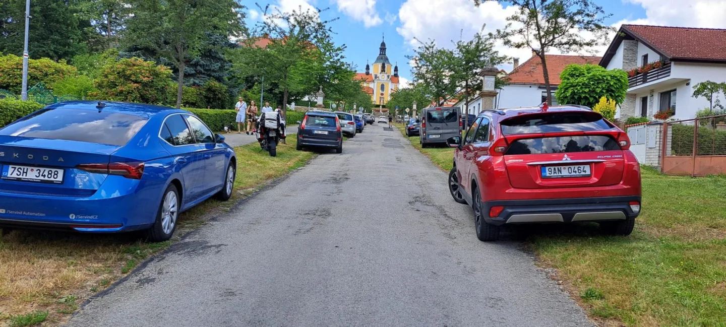 Chlum u Třeboně se proměnil v obří parkoviště. Auto stojí na chodnících i uprostřed křížové cesty