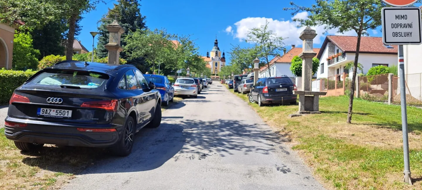 Chlum u Třeboně se proměnil v obří parkoviště. Auto stojí na chodnících i uprostřed křížové cesty