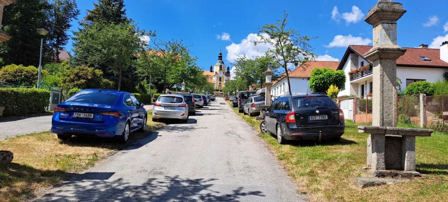 Chlum u Třeboně se proměnil v obří parkoviště. Auto stojí na chodnících i uprostřed křížové cesty