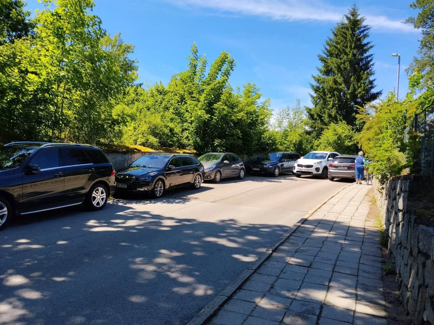 Chlum u Třeboně se proměnil v obří parkoviště. Auto stojí na chodnících i uprostřed křížové cesty