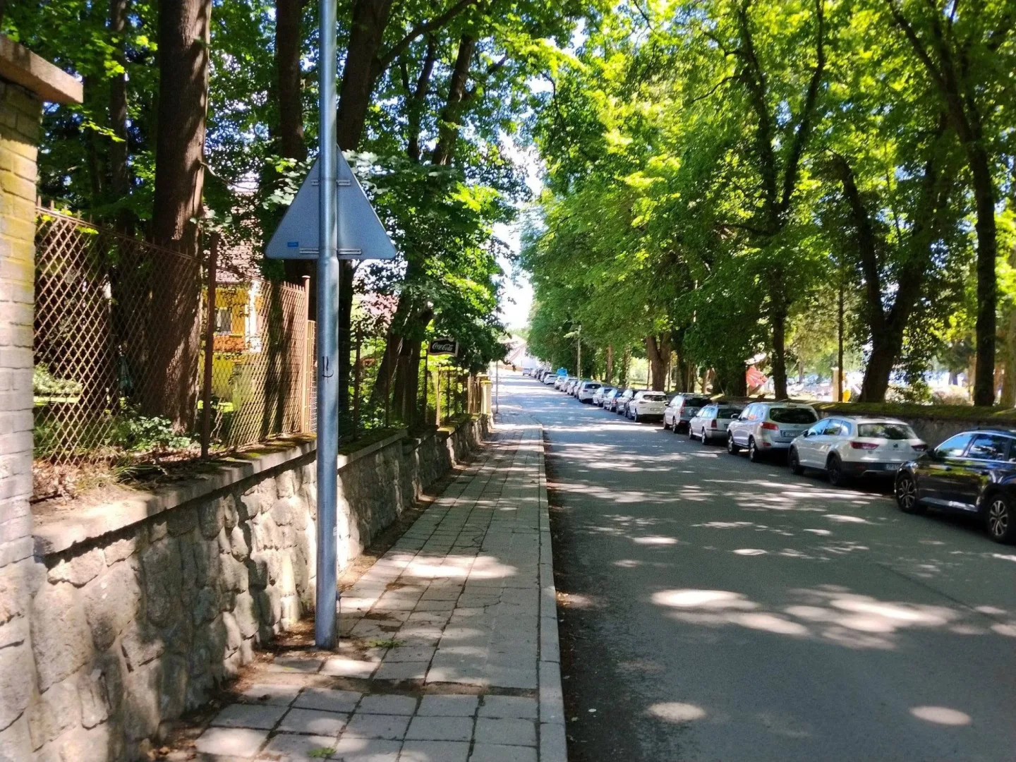 Chlum u Třeboně se proměnil v obří parkoviště. Auto stojí na chodnících i uprostřed křížové cesty