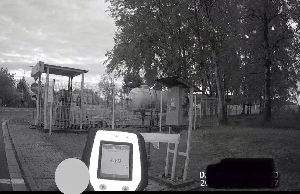 Opilý muž přijel na benzínku pro alkohol a odpadnul. Nadýchal skoro 5 promile