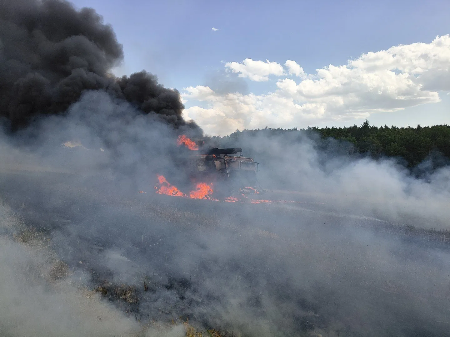 Tři požáry za jedno odpoledne. Sucho a horko dál zaměstnávají jihočeské hasiče
