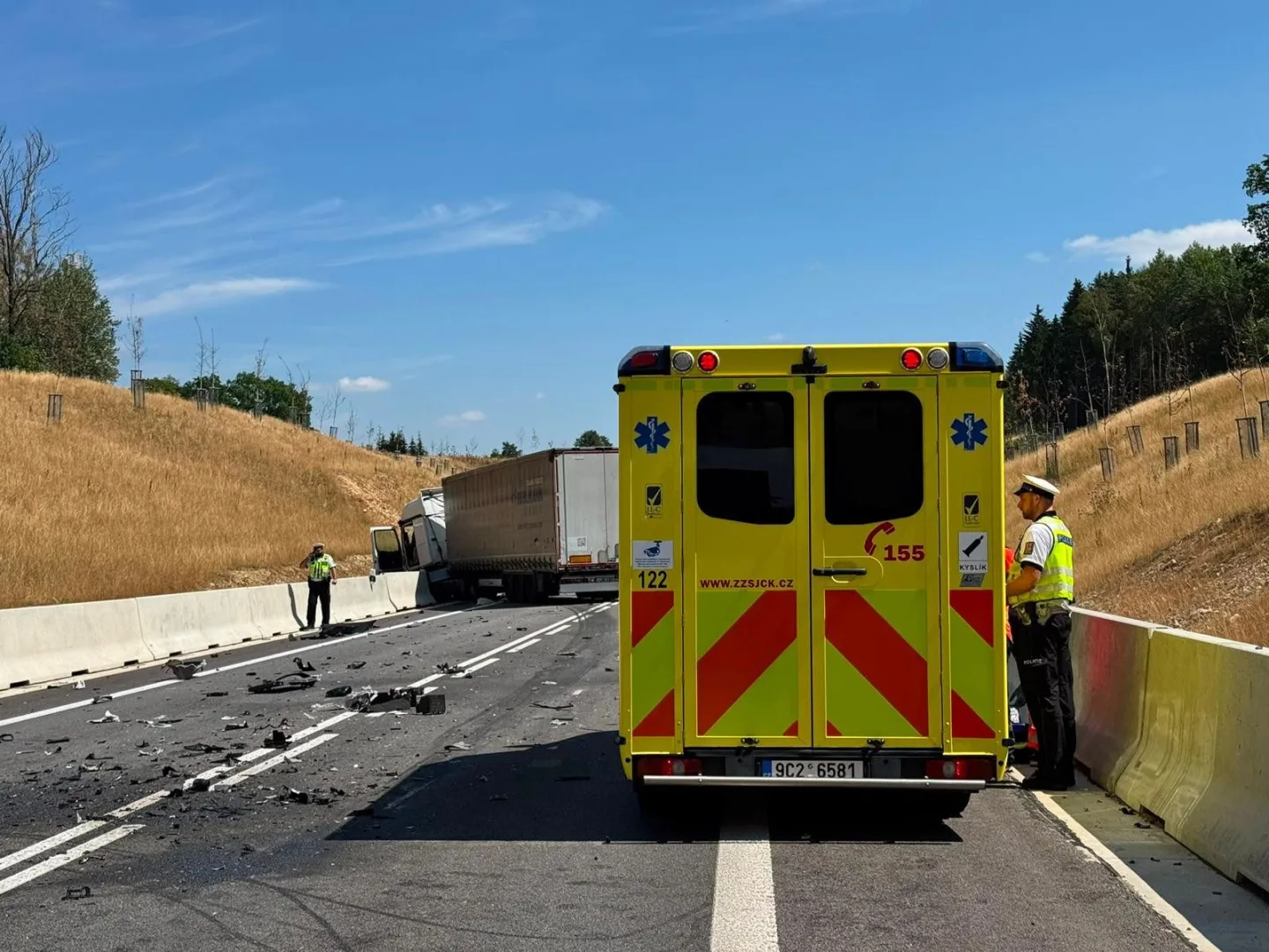 Nový obchvat Lišova uzavřela vážná nehoda. Srazila se dvě auta s kamionem