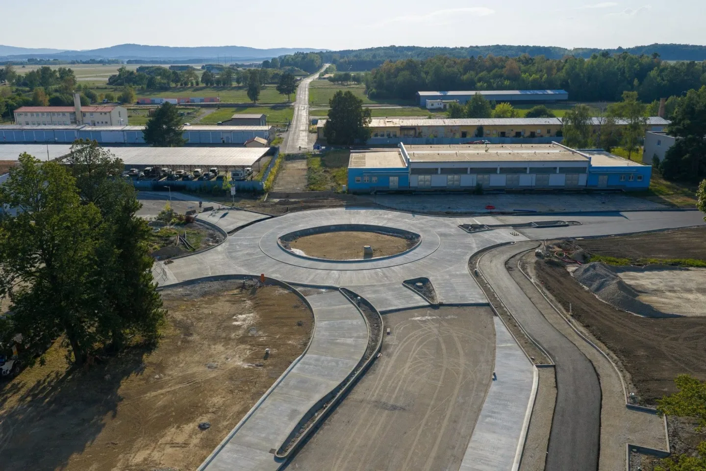 Semafor a kolony jsou zpátky. U letiště v Plané pokračuje stavba nové křižovatky