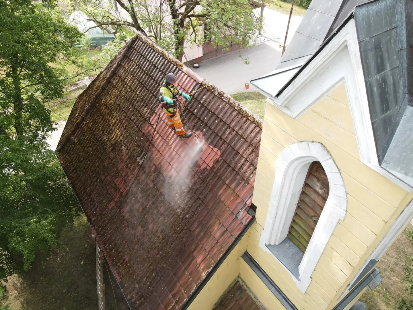 Kaplička v Horním Miletíně má střechu jako novou. Město ji nechalo včas vyčistit