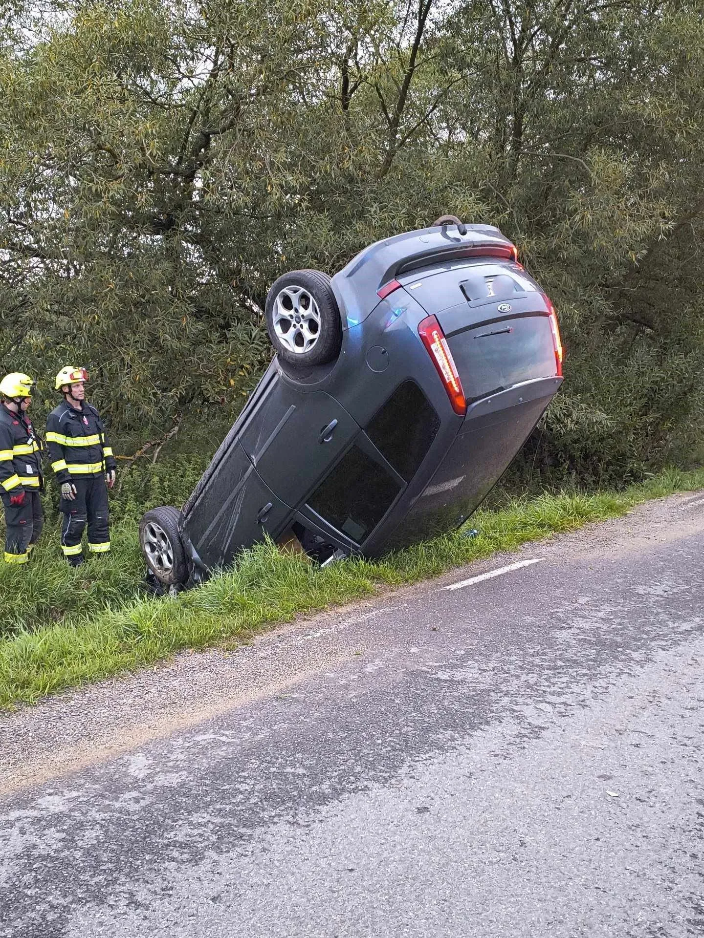 Senior u Stádlece převrátil auto na střechu, vyprostit ho museli hasiči