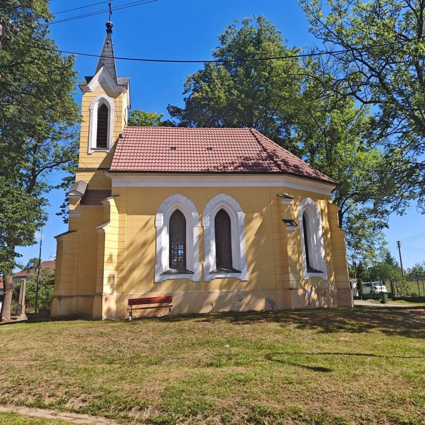Kaplička v Horním Miletíně má střechu jako novou. Město ji nechalo včas vyčistit