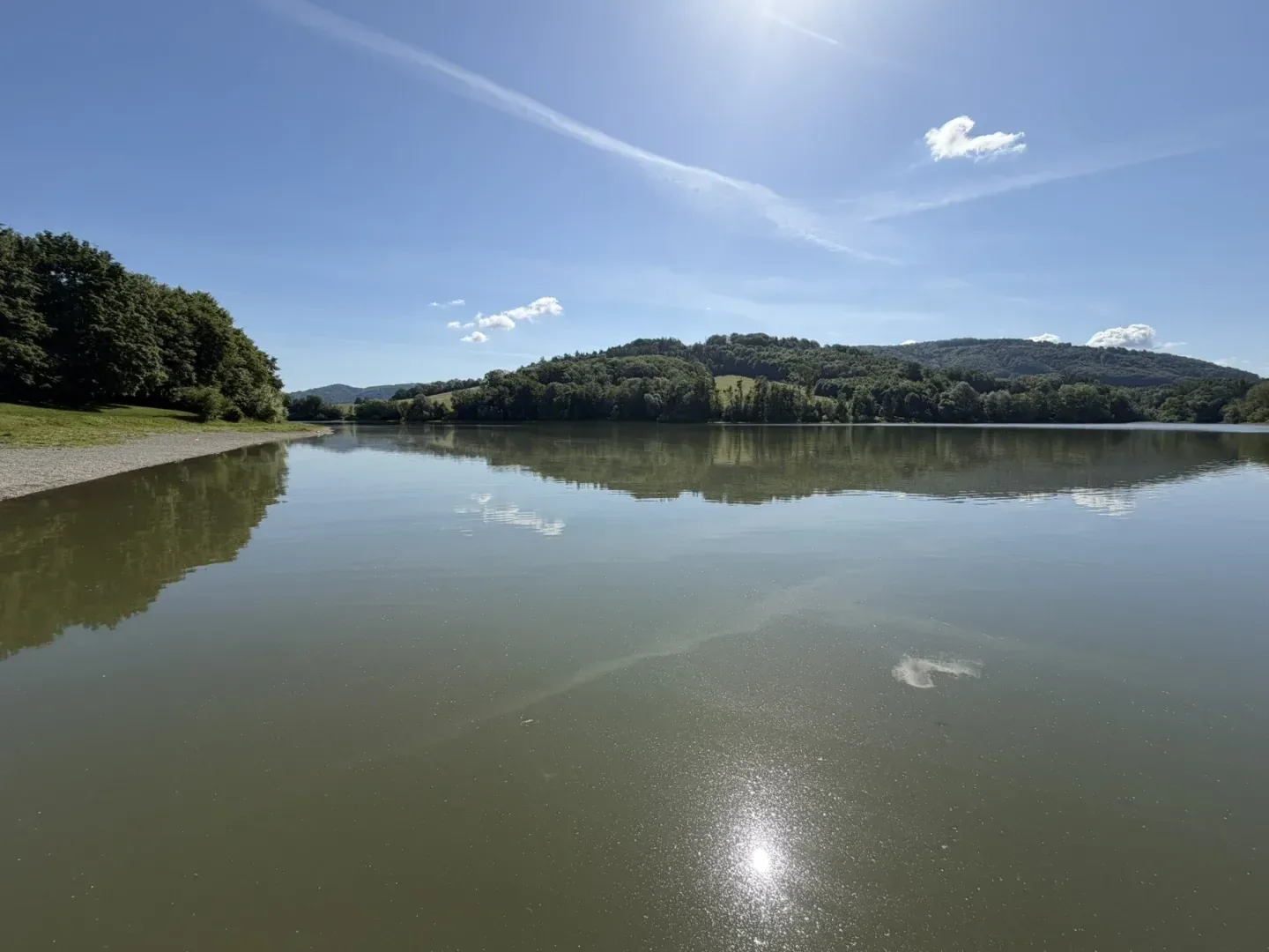 Voda na Orlíku dál představuje zdravotní riziko. Zhoršená je i voda na Lipně