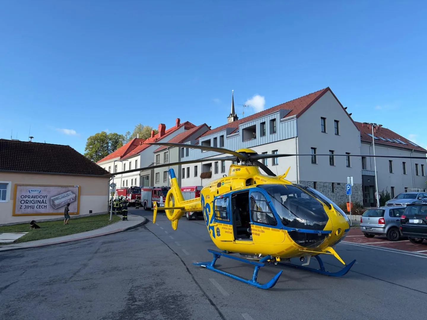 Požár v Dolním Dvořišti zaměstnal záchranáře i vrtulník, muž se nadýchal zplodin