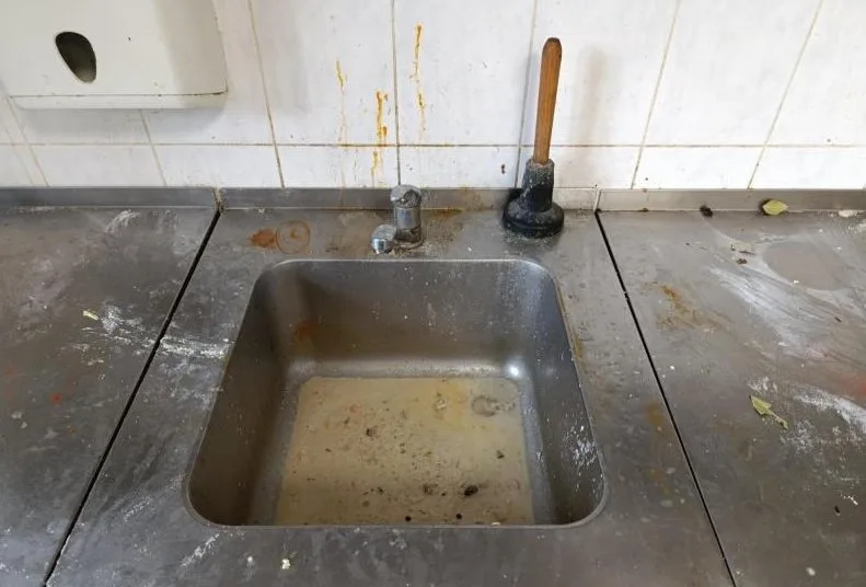 Špína a hromadící se odpad. Inspektoři zavřeli restauraci v Jindřichově Hradci