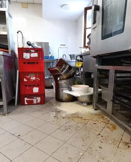 Špína a hromadící se odpad. Inspektoři zavřeli restauraci v Jindřichově Hradci