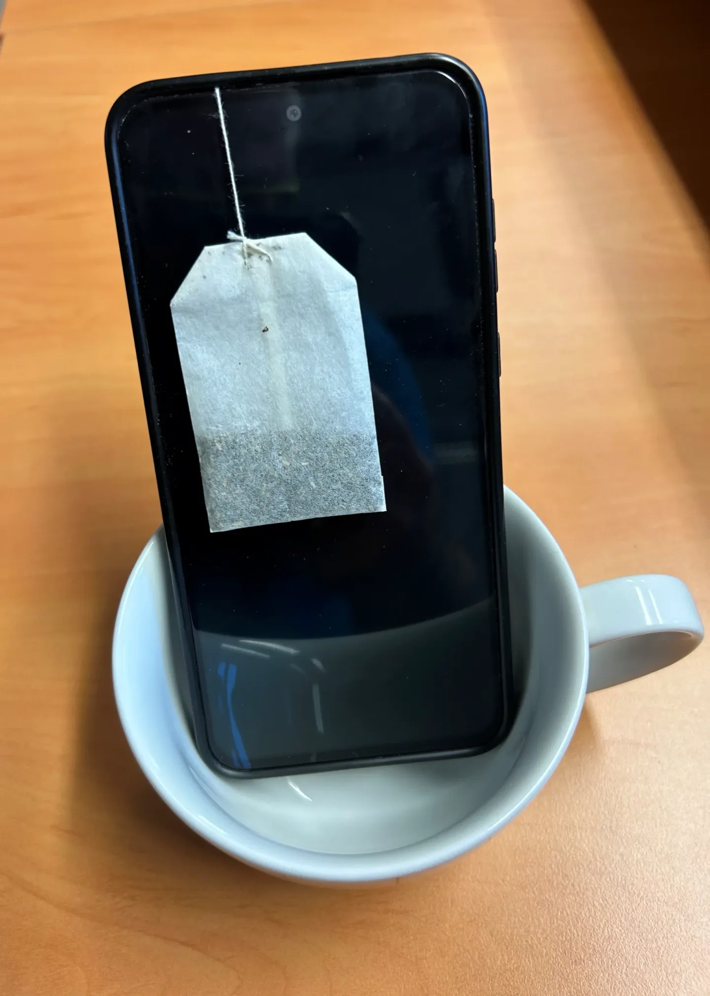 Telefon si řekl o pomoc. Po pádu do čaje spustil tísňové volání a přivolal policii