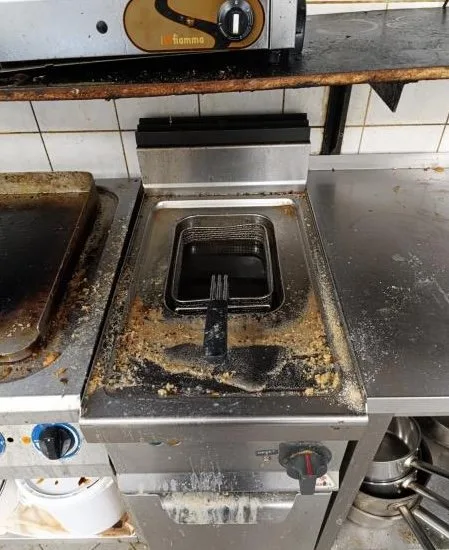 Špína a hromadící se odpad. Inspektoři zavřeli restauraci v Jindřichově Hradci
