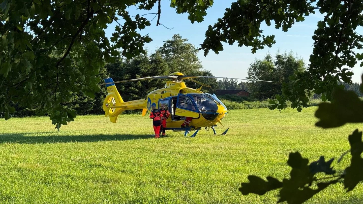 Vážná nehoda na letním festivalu. Auto přejelo ženu, která spala pod širákem