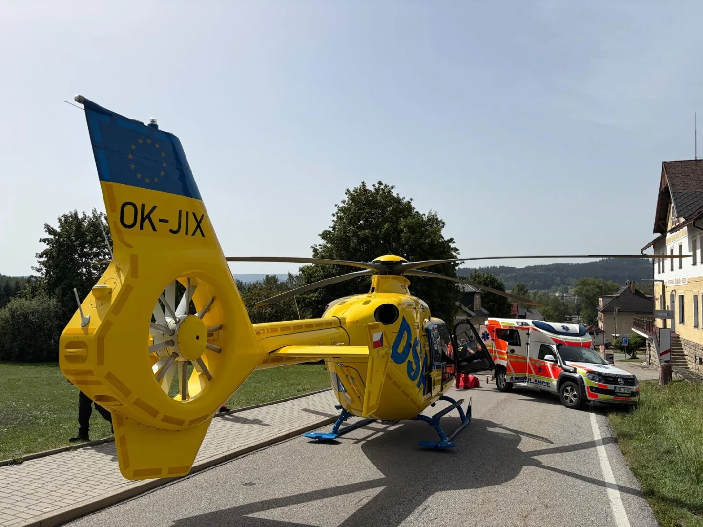 V Horní Plané srazil vlak koloběžkáře. Muže transportoval do nemocnice vrtulník