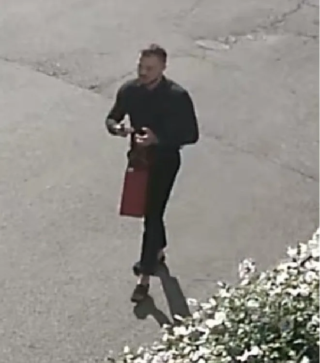 Při výměně hodinek přišel o téměř půl milionu. Policie pátrá po podvodníkovi