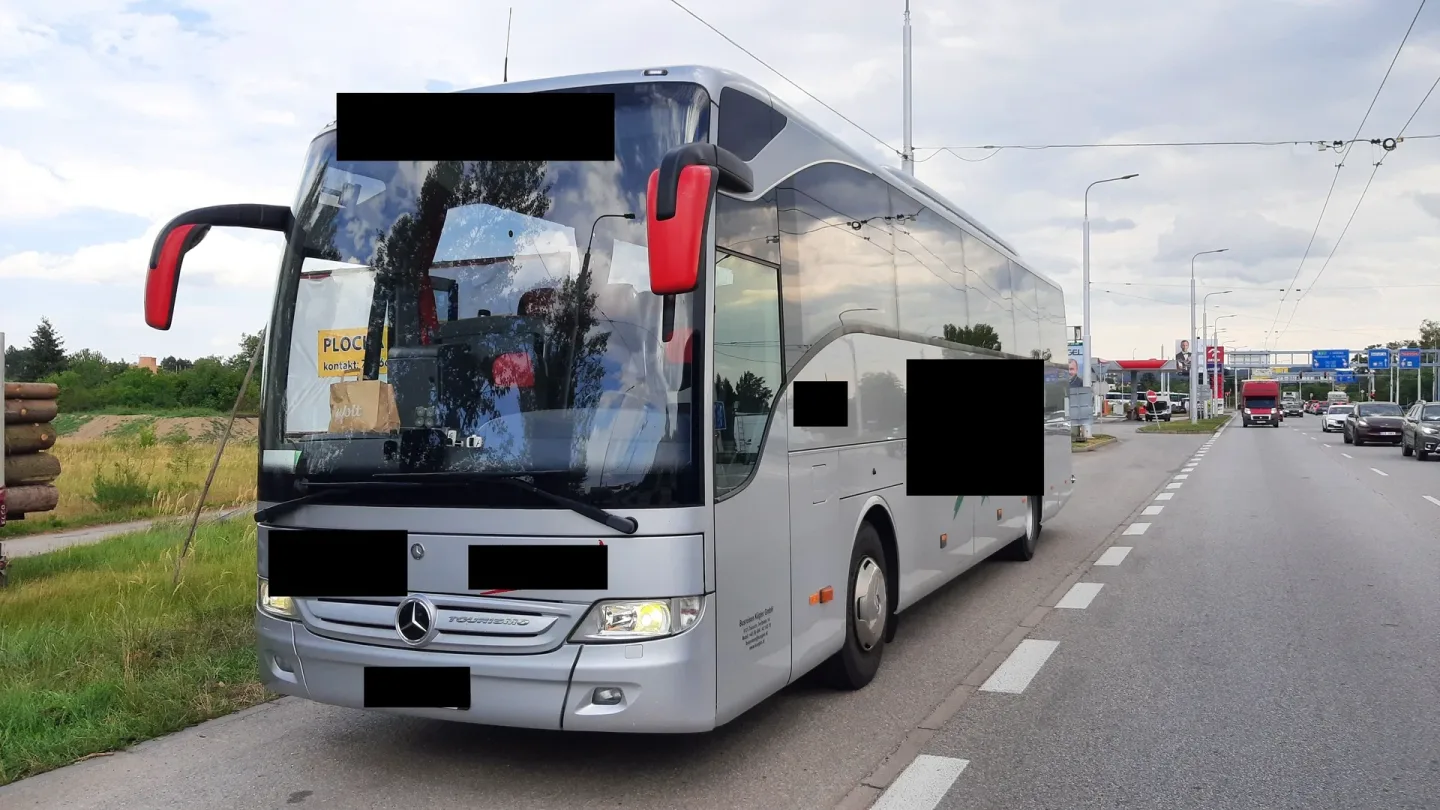 Řidič vezl děti na hokejový zápas. Hazardoval jízdou bez povinných přestávek