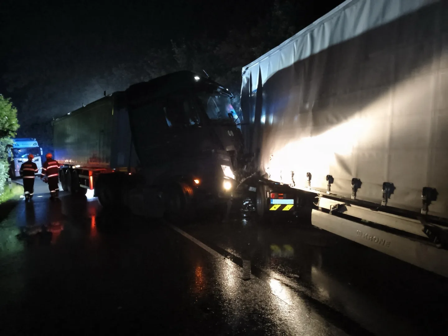U Chýnova se v noci srazily dva kamiony. Hasiči několik hodin přečerpávali naftu