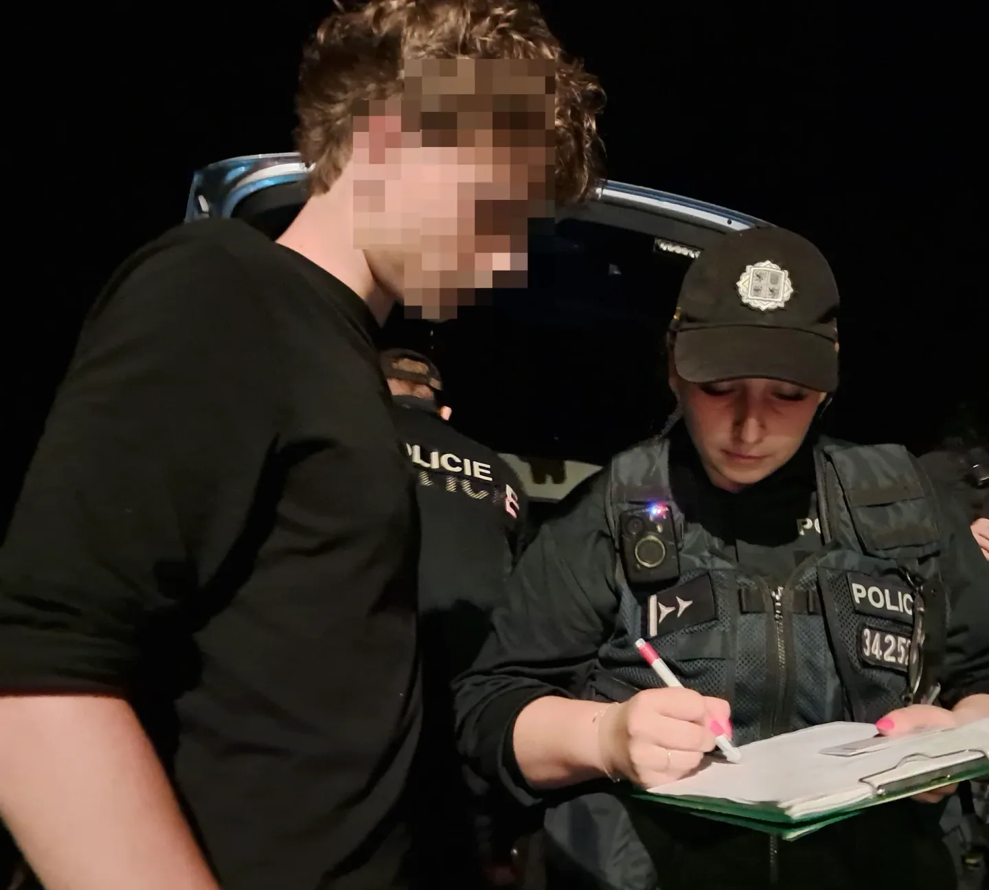 Dívka na diskotéce nadýchala 2,14 promile. Policisté kontrolovali desítky mladistvých