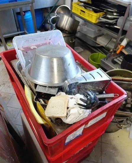Špína a hromadící se odpad. Inspektoři zavřeli restauraci v Jindřichově Hradci