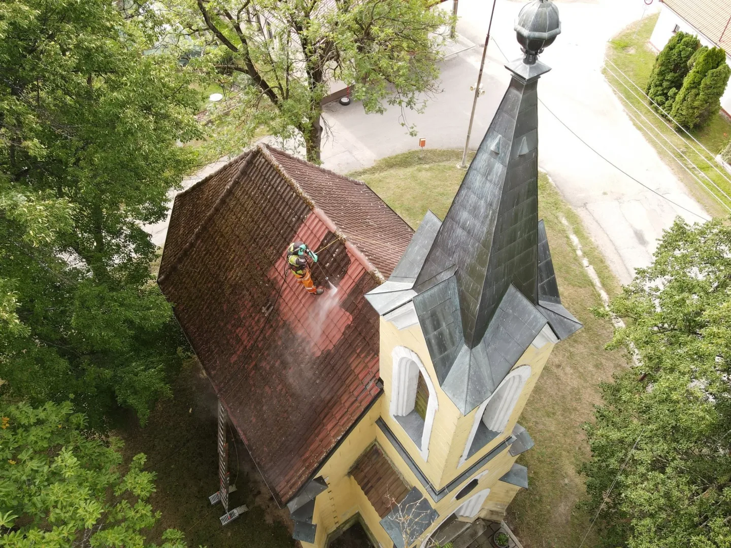 Kaplička v Horním Miletíně má střechu jako novou. Město ji nechalo včas vyčistit